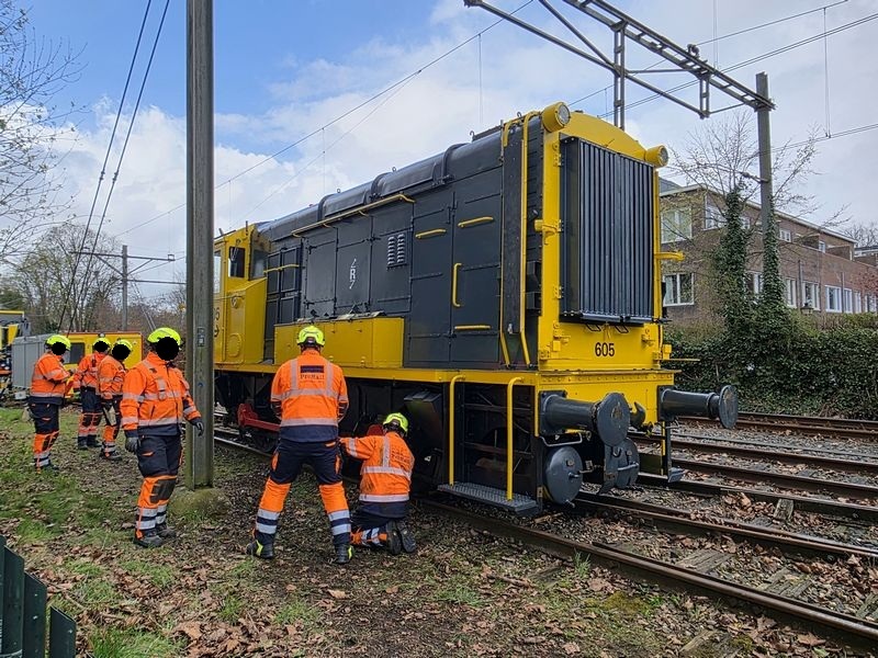 Museumlocomotief 605 van het Spoorwegmuseum herspoord door Incidentenbestrijders van ProRail
